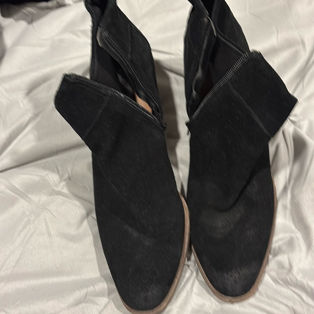 Black size 10 Swede Steve Madden ankle boot with chunky 3 inch heel